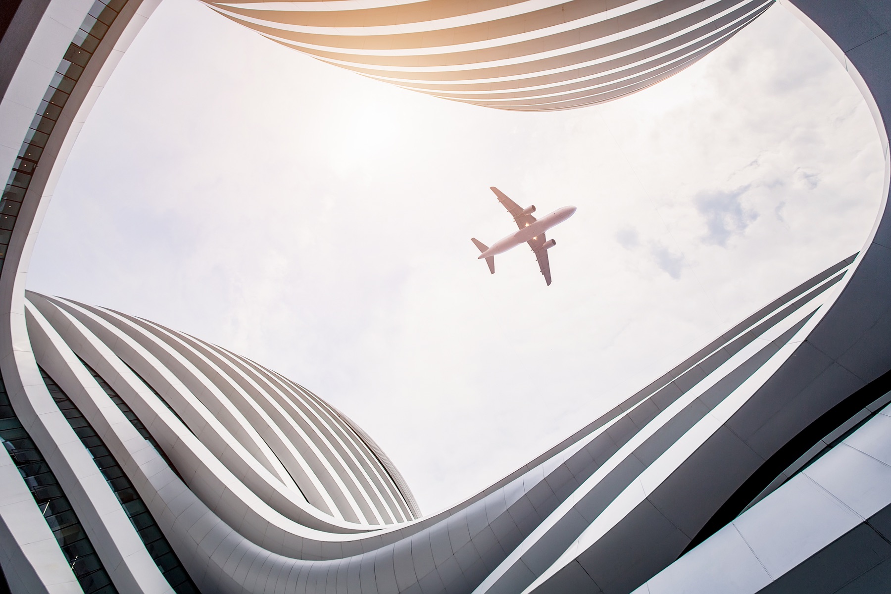 空を飛ぶ航空機